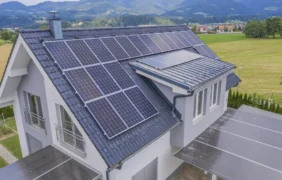Saulės elektrinė ant stogo įrengimas
