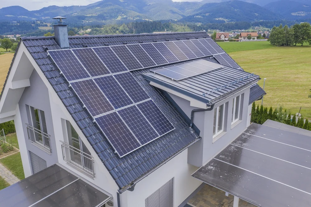 Saulės elektrinė ant stogo įrengimas