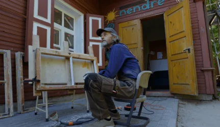 Stop kadras iš video įrašo „Medinio lango istorija. Meistro požiūris į istorinius langus“ (Medinės architektūros centras)
