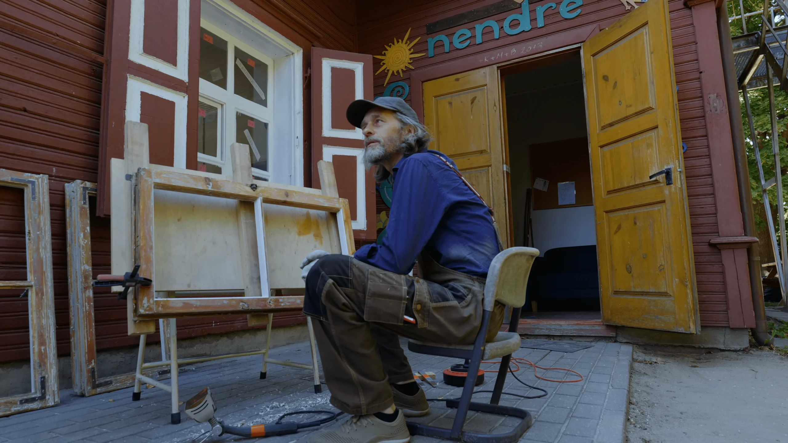 Stop kadras iš video įrašo „Medinio lango istorija. Meistro požiūris į istorinius langus“ (Medinės architektūros centras)