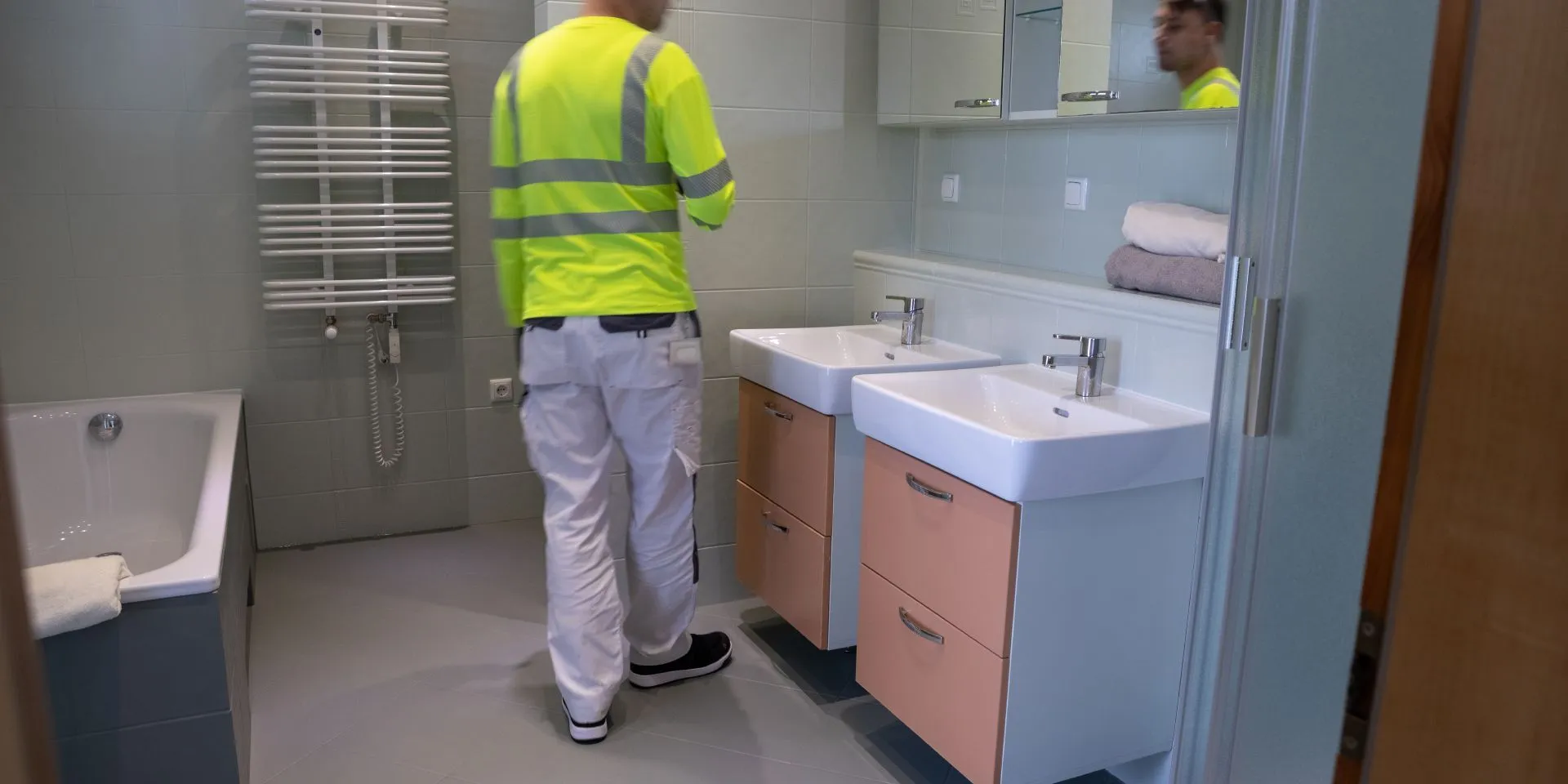 Nudažius vonios kambario plyteles, jis įgavo patrauklią šiuolaikišką išvaizdą ir tapo stilingu namų interjero akcentu.