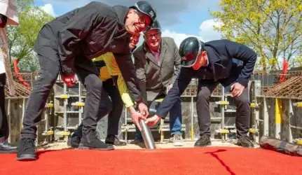 Kapsulės įkasimo ceremonijos akimirka