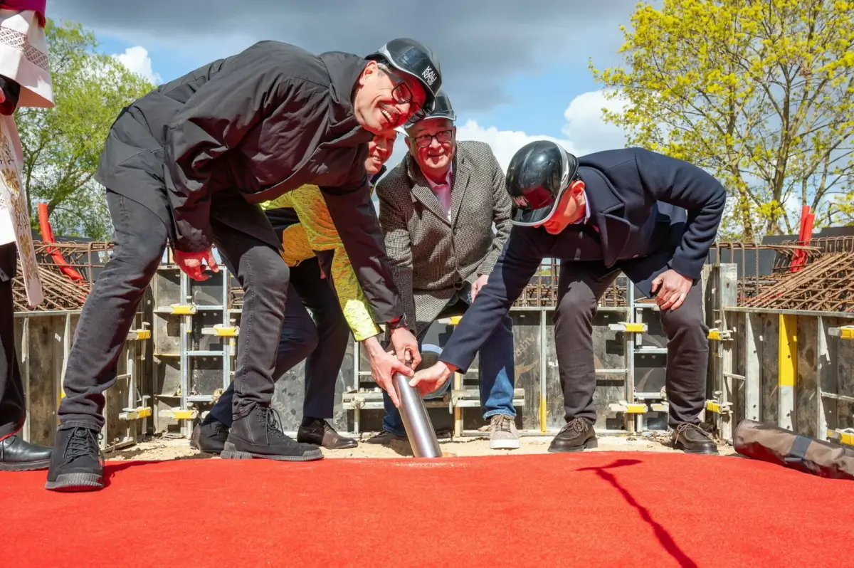 Kapsulės įkasimo ceremonijos akimirka