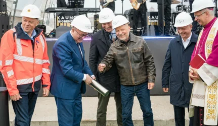 Kapsulės įkasimo akimirka